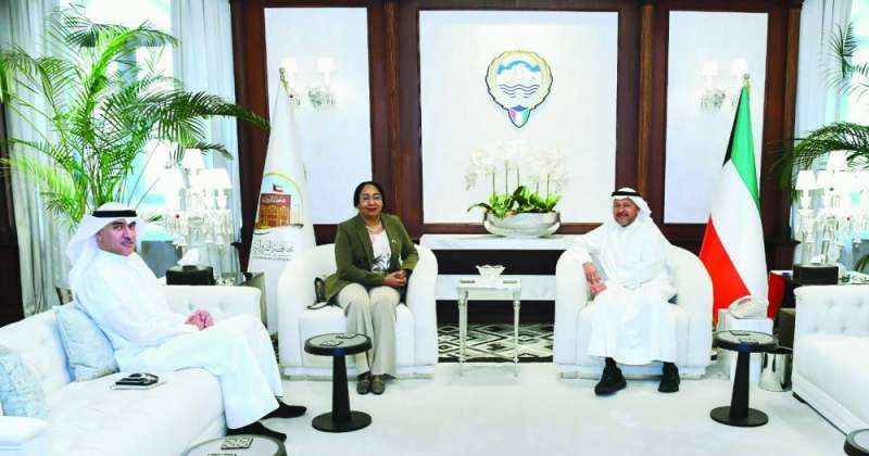 مُحافظ الفروانية خلال استقباله غادة الطاهر وناصر الشطي