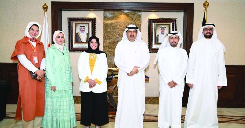 محافظ حولي متوسطاً رئيسة وأعضاء فريق أصدقاء المعاقين