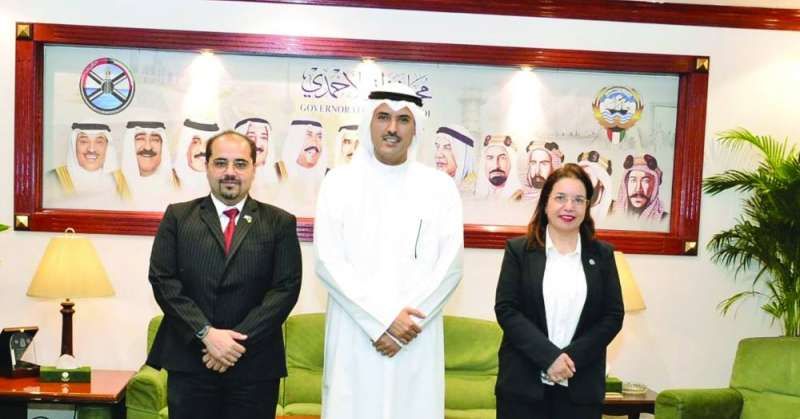 مُحافظ الأحمدي خلال لقائه أميرة الحسن وقصي الدعيج