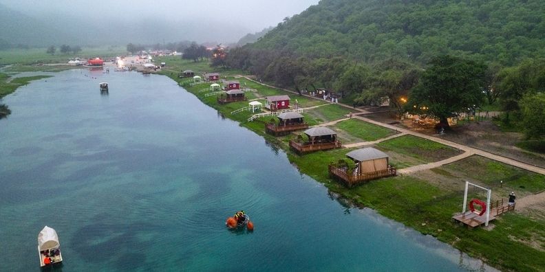 أكواخ دربات .. أفكار شبابية تجذب الزوار وتتناغم مع البيئة