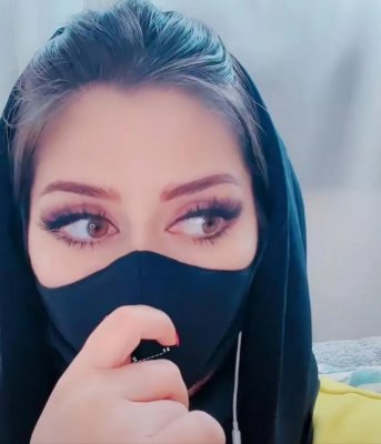 مراهقه سعودية تشرح طريقة الإستمتاع بزيت الزيتون عند وضعه في هذه المنطقة في ليلة الدخله!