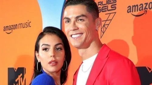 جورجينا صديقة كريستيانو رونالدو تظهر دون ملابس تماماً كما ولدتها أمها في أقوى مشهد فاضح !