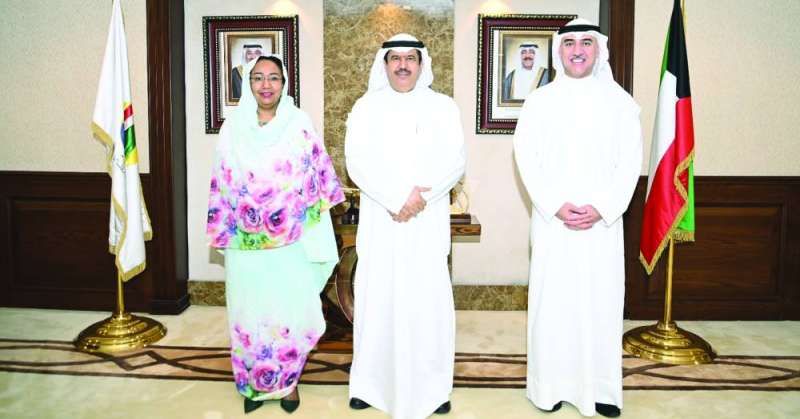 محافظ حولي متوسطاً غادة الطاهر وناصر الشطي