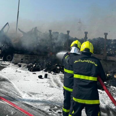 ” الدفاع المدني ” يتعامل مع حريق شاحنتين نتج عنه إصابة شخصين