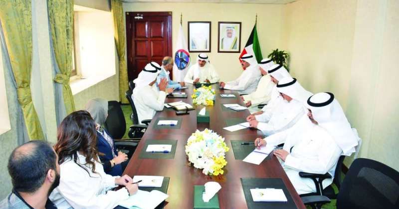 محافظ الأحمدي خلال اجتماعه بقياديي المجلس الوطني للثقافة والفنون والآداب