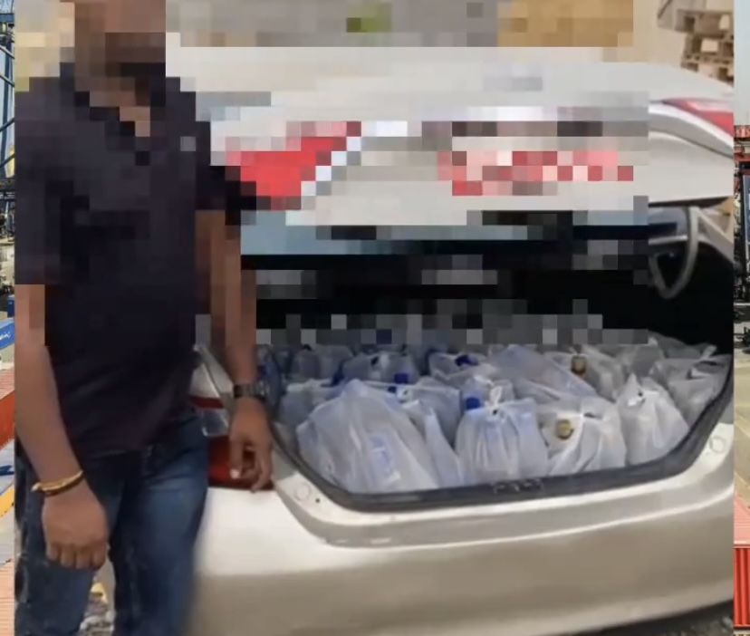 بالفيديو .. ” الشرطة ” تضبط آسيوي وتداهم موقعاً في السيب