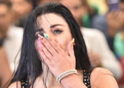 لن تصدق بدلة الراقصة "صافيناز" تنقطع أثناء الرقص وتكشف صدرها بالكامل ويظهر أمام اعين الجمهور
