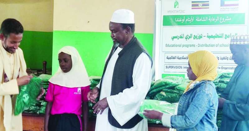 «الهيئة الخيرية» تُوزّع الزي المدرسي على 420 يتيماً وفقيراً في أوغندا