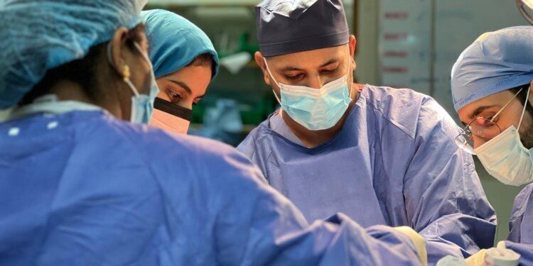 في حالة نادرة .. ” المستشفى السلطاني ” يجري عملية باستخدام المنظار الجراحي