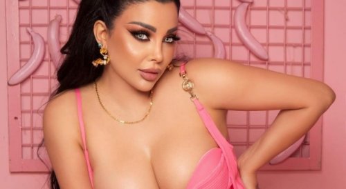 رولا يموت تخلع ملابسها وتستعرض جسدها امام الرجال دون أن ترتدي اي قطعة ملابس