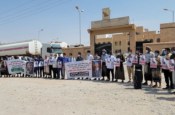 شبوة.. منتسبو القطاع الصحي ينفذون وقفة احتجاجية للمطالبة بضبط ومحاكمة المتهمين بقتل زميلهم "سالم الخليفي"