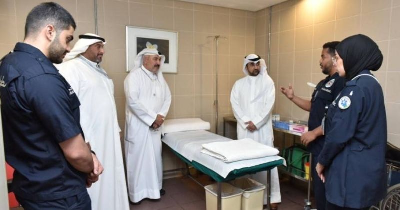 الفرس مستمعاً لشرح عن عمل نقطة الإسعاف