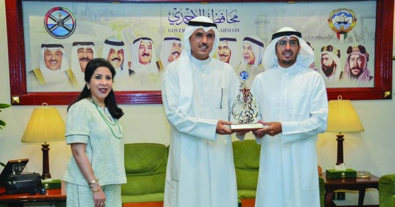 درع تذكارية من محافظ الأحمدي لرئيس مجلس ادارة البنك التجاري