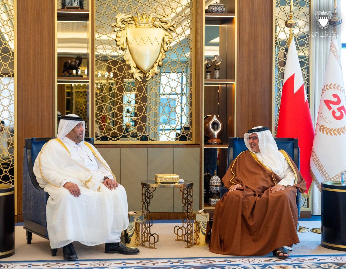 ولي العهد رئيس مجلس الوزراء بمملكة البحرين يستقبل سفير دولة قطر