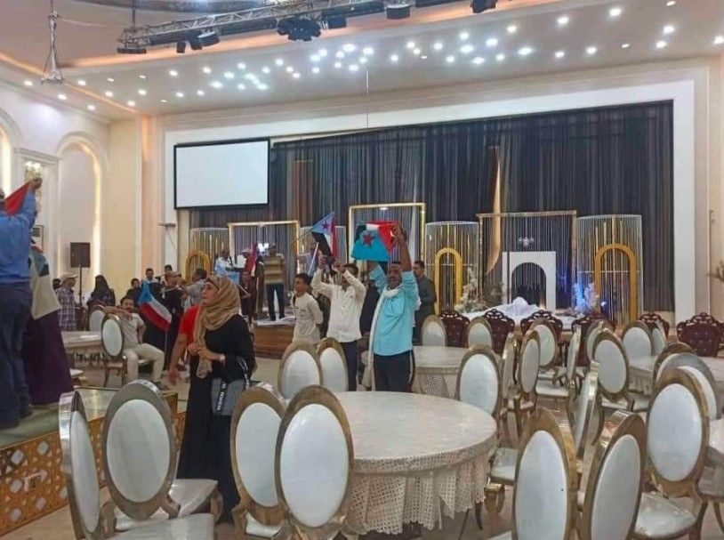 اقتحمت القاعة وروعت الأطفال.. عناصر تابعة للمجلس الانتقالي تفشل فعالية لوزارة الشباب والرياضة بعدن