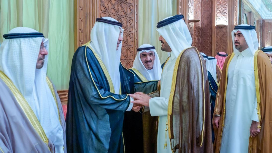 الشيخ جوعان بن حمد ينقل تعازي سمو الأمير إلى أمير الكويت وولي العهد