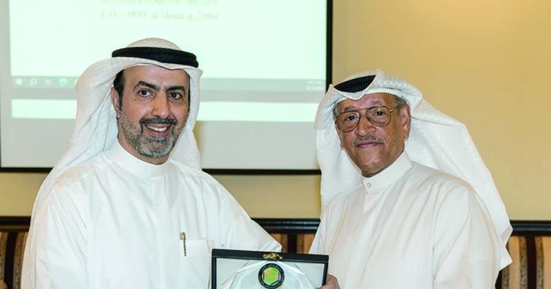 الحساوي يتسلم درعاً تذكارية من رئيس مركز «الطوارئ الخليجي»