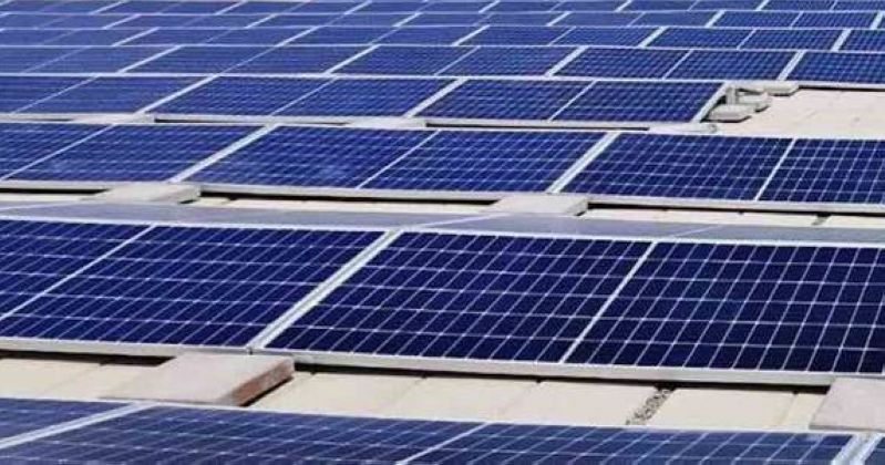 ألواح شمسية في الجزر لتغذية مرافقها بالكهرباء