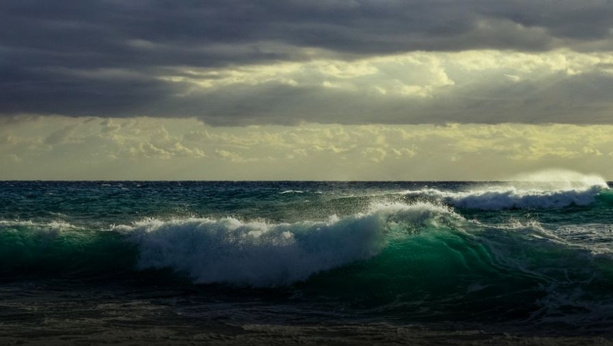 مشروع عُماني يتبنى تقنيات لتحويل حركة الأمواج إلى طاقة كهربائية