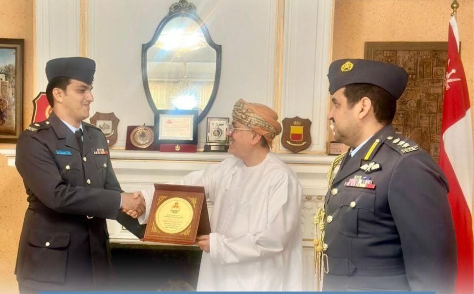 ضابط من سلاح الجو السلطاني العماني يحصد المركز الأول في دورة القيادة والأركان بإيران