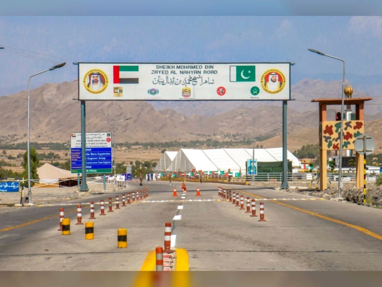 رئيس الدولة ونائباه يهنئون رئيس باكستان بذكرى الاستقلال