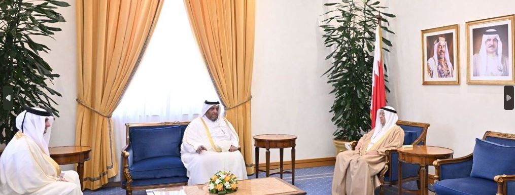 الممثل الخاص لملك البحرين يجتمع مع سفير قطر