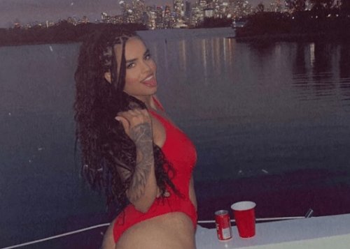 على غرار ميا خلفية.. رهف القنون تطل بالبكيني وهي في حالة سكر داخل حوض الإستحمام