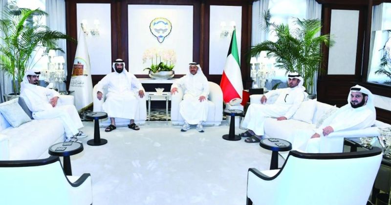 المحافظ عذبي الناصر خلال استقباله مسؤولي «هيئة الطرق»