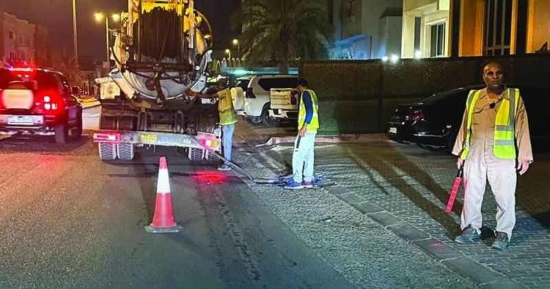 جانب من عمليات تنظيف فتحات المناهيل