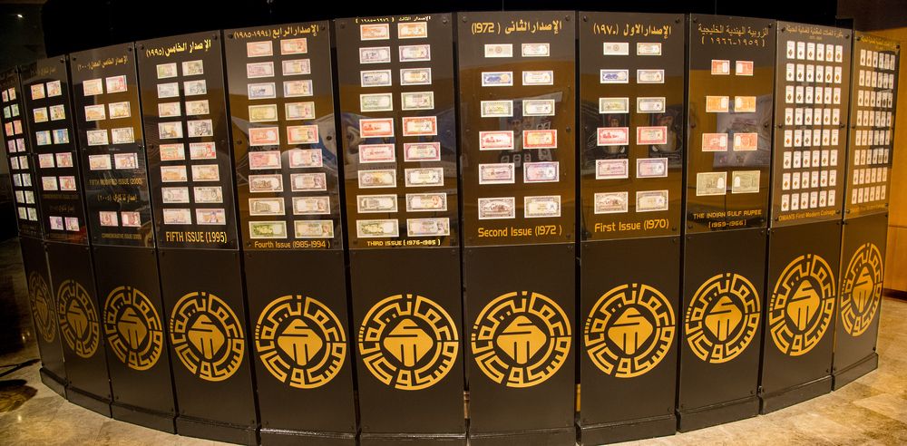 صور سلاطين عُمان بمعرض المسكوكات في صلالة