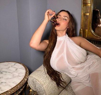 ديمي روز تستعرض حجم صدرها بحمالة صدر رقيقة جداً وشفافة وبصور جريئه للغاية