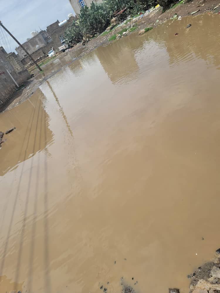 صنعاء: مليشيا الحوثي تمنع سكان حي المطار من طمر مياة الأمطار حول منازلهم