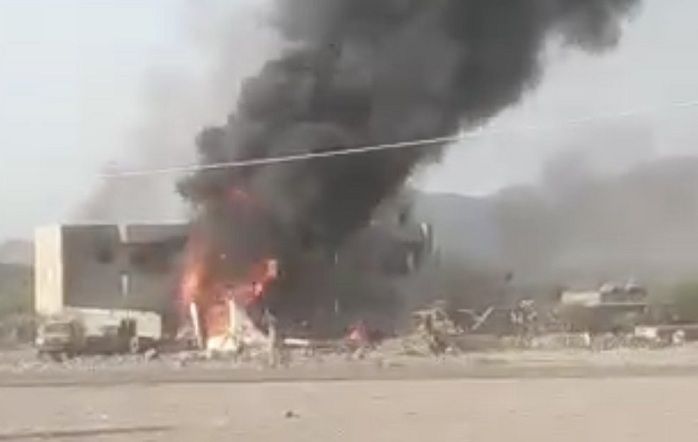 اليمن .. عشرات القتلى والجرحى في هجوم بسيارة مفخخة استهدف مقراً لقوات الانتقالي بأبين