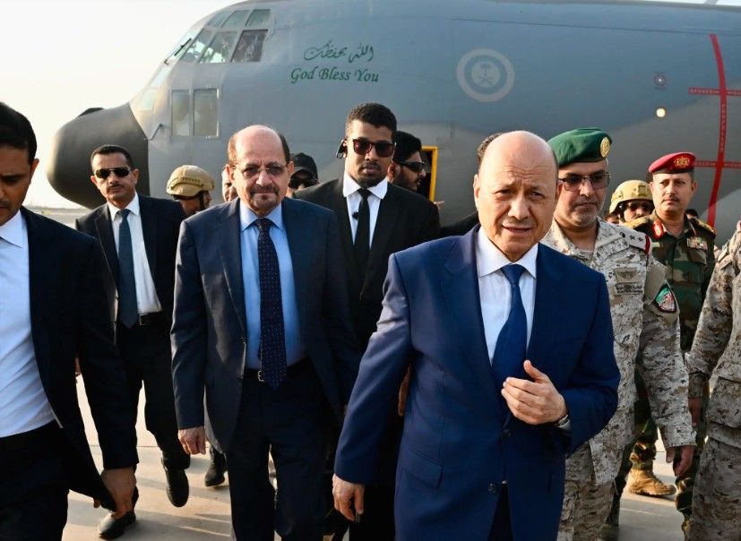 رئيس مجلس القيادة الرئاسي يعود إلى العاصمة المؤقتة عدن