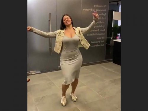 لورديانا بفستان مفتوح ونازلة رقص علي واحدة ونص