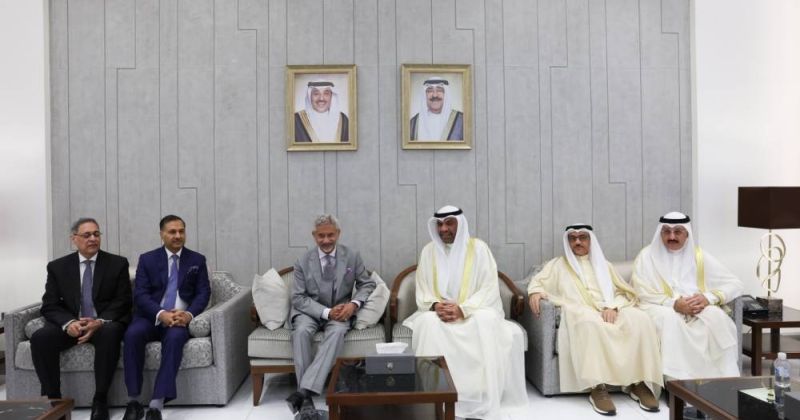 اليحيا مستقبلا نظيره الهندي في مطار الكويت