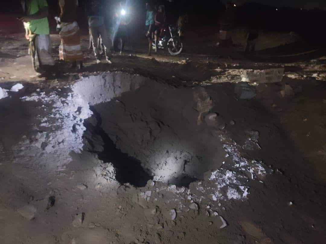 مجهولون يفجّرون عبوة ناسفة في أنبوب ناقل للمياه جنوب لحج ولا إصابات