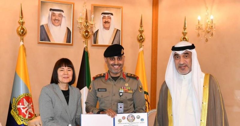 السفيرة الأميركية تكرم العقيد الركن محمد عبدالرحمن عبدالعزيز من هيئة مكتب وزير الدفاع