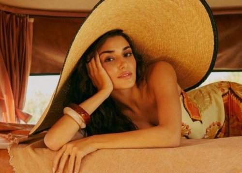 هاندا ارتشيل تطل مجدداً بـ بكيني فاضح وتتمايل بجسدها الاكثر اثارة .. تخطت كل الحدود الحمراء