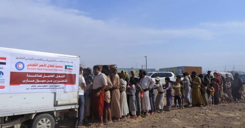 جانب من توزيع المساعدات الكويتية الإنسانية في اليمن لمنكوبي السيول والأمطار