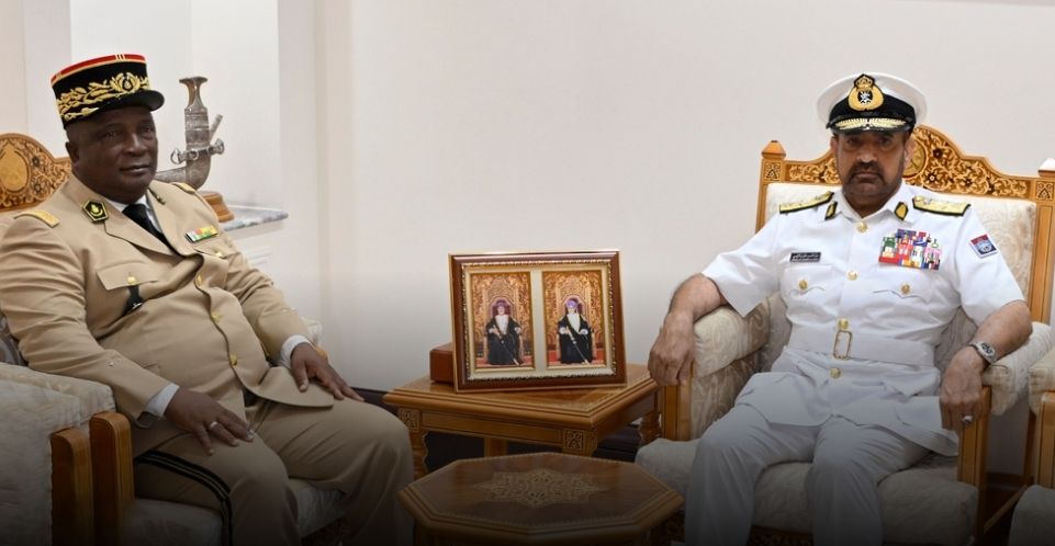 رئيس أركان قوات السُّلطان المسلحة يستقبل مسؤولًا بجمهورية القمر المتحدة