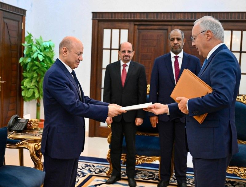 عدن.. رئيس مجلس القيادة يتسلم أوراق اعتماد عدد من سفراء الدول الأسيوية والإفريقية والأوروبية