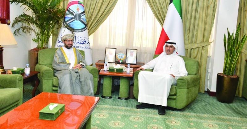 محافظ الأحمدي خلال استقباله السفير صالح الخروصي