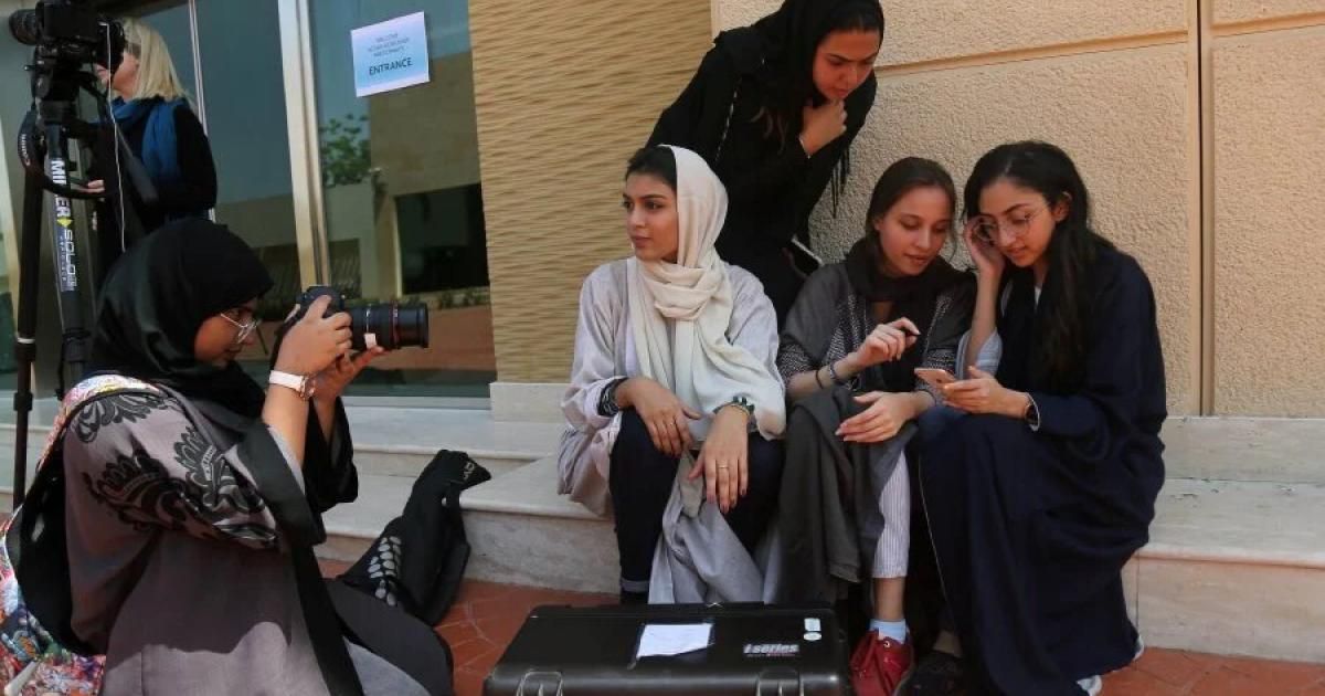 "ممنوع العباءة الملونة والمفتوحة وأدوات التجميل".. تعرف على ضوابط الزي الجديد للطلاب والطالبات في الجامعات السعودية