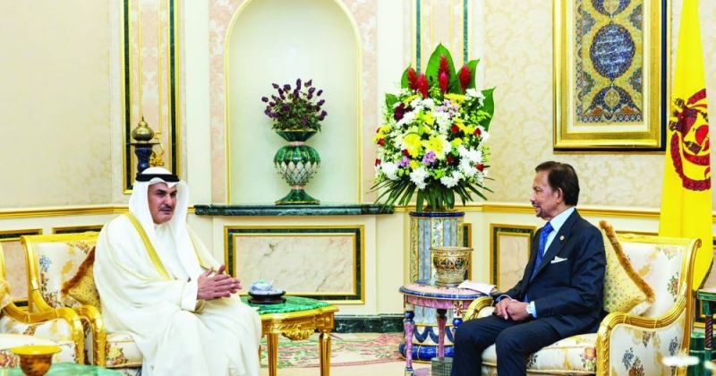 سلطان بروناي خلال اللقاء مع السفير المطيري