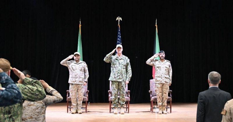 القوة البحرية تتسلم قيادة قوة الواجب المختلطة «152» من نظيرتها السعودية