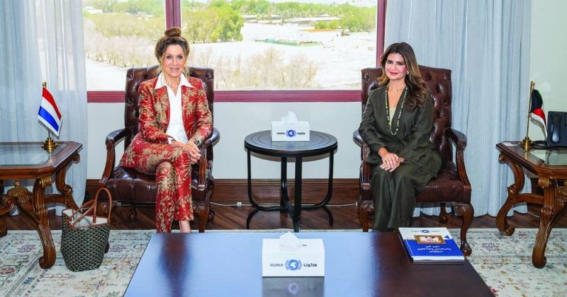 فاطمة السالم خلال استقبالها القائمة بأعمال السفارة الهولندية