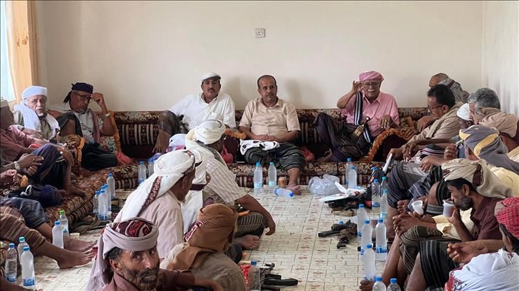 تعهدت بالتصدي لكافة المؤامرات.. قبائل أبين تطالب بسحب كافة الوحدات العسكرية القادمة من خارج المحافظة