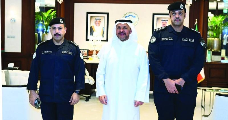 محافظ الفروانية متوسطاً العميد الحجرف والعقيد العتيبي