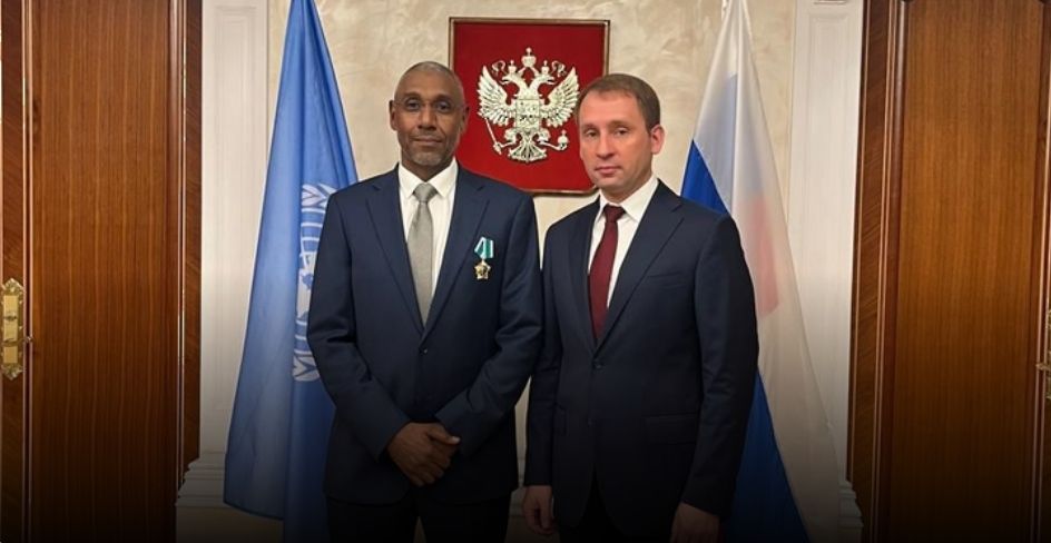 منح وسام الصداقة الروسي للسفير عدنان العزري